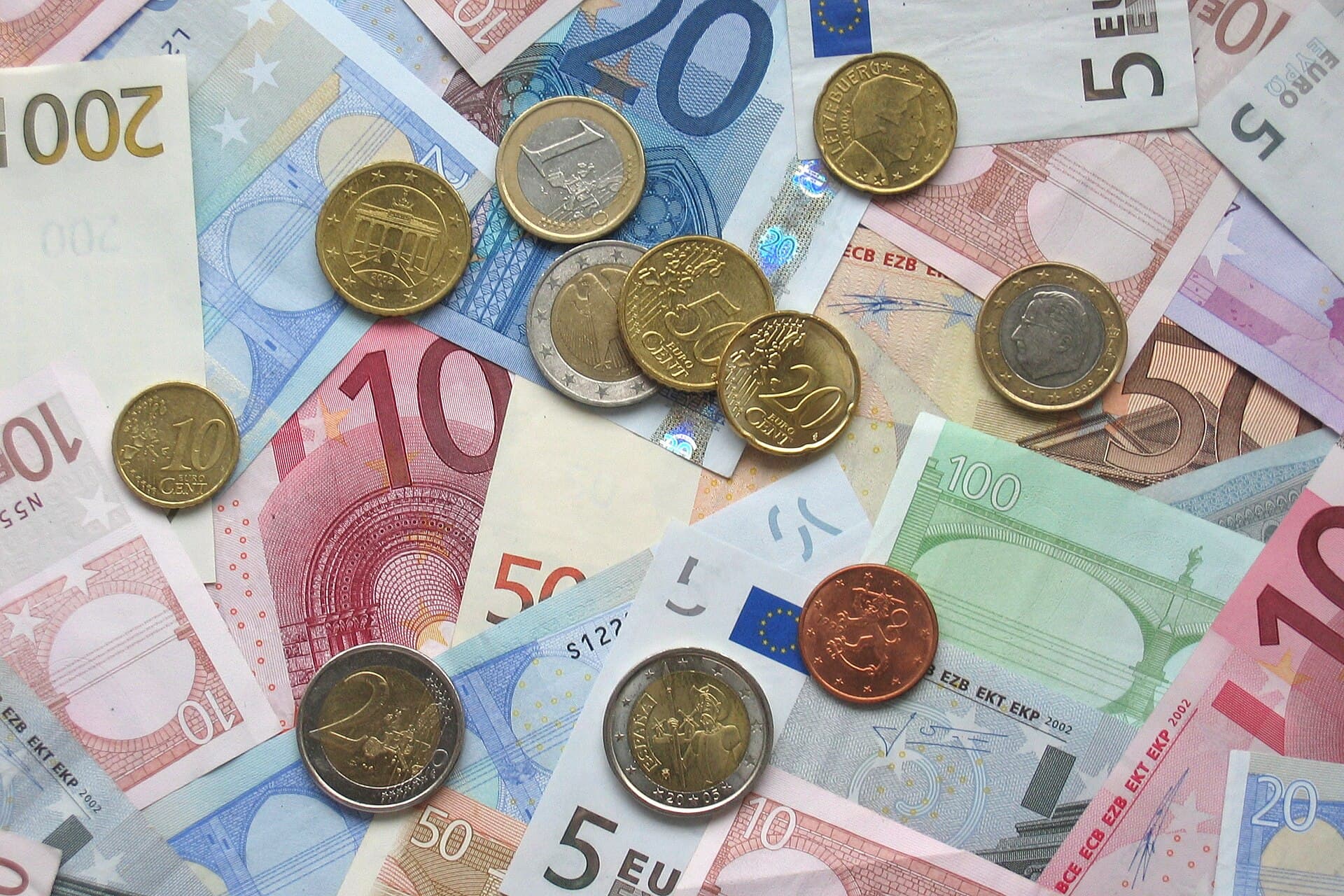 Eurobankovky a euromince.