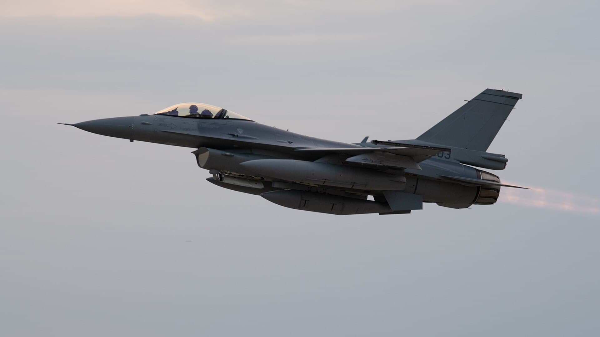 Stíhačka F-16 pri dodávke prvých lietadiel pre Slovensko.